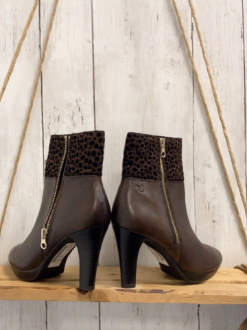 neu  Stiefeletten  Gr. 36  braun mit schwarzen Punkten goldener Reißverschluss 