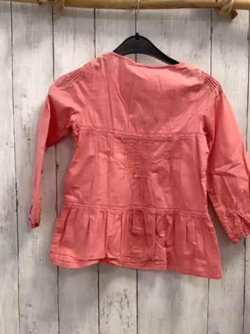 Cyyrillus  Bluse  Gr. 116  koralle Rippen Lochstickerei 