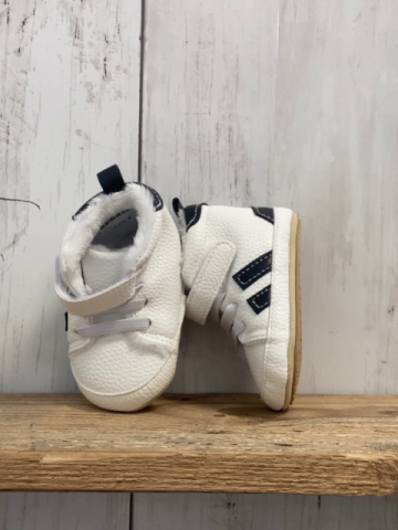   Babyschühchen  weiß schwarzeStreifen + Bund Plüschfutter 