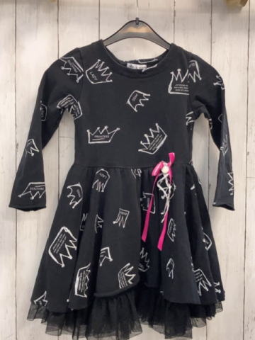 Mata Mi Kleid Gr. 122  schwarz weiße Schrift und Kronen Tüllsaum