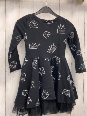Mata Mi Kleid Gr. 122  schwarz weiße Schrift und Kronen Tüllsaum