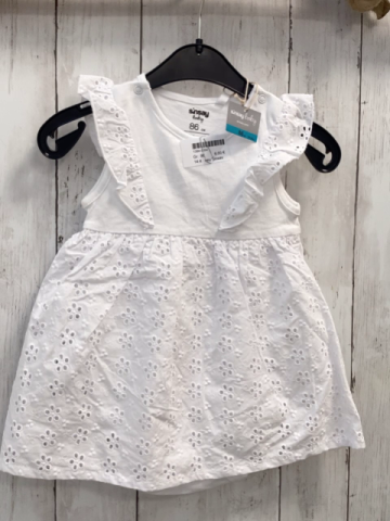 neu Sinsay  Kleid  Gr. 86  weiß Rüschen + Rock mit Lochstickerei