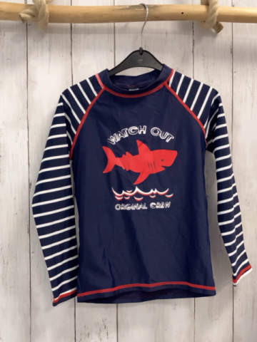  UV-Schutzshirt Gr. 122  blau weiße Streifen roter Hai