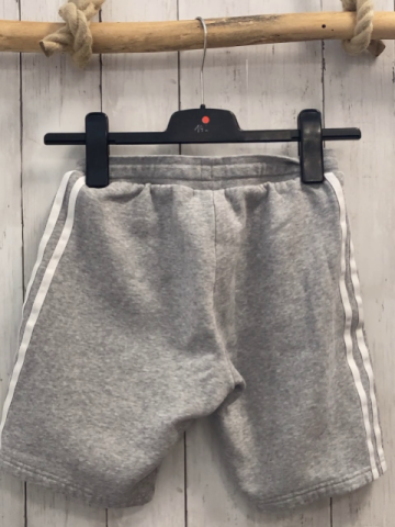 Adidas  Shorts  Gr. 134/140  hellgrau weiße Seitenstreifen Schrift Label 
