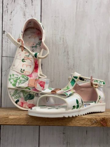 neu Baker  Sandalen  Gr. 28  weiß mit Blumen Schleife mit bronze Platte 