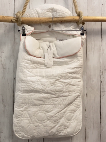 neu Little Marc Jacobs  Maxi Cosi Fußsack Gr. Little M weiß gestickte Schrift NP 150 € Outletpreis 97,50 € 
