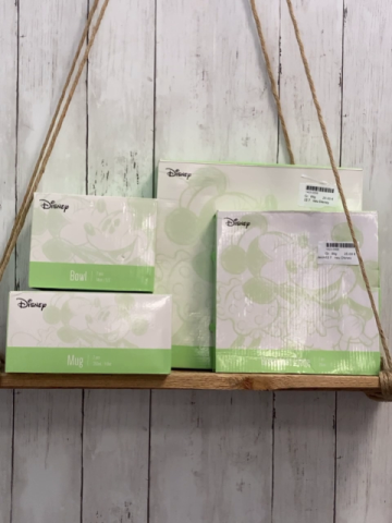 neu Disney  Kindergeschirr  8 teilig 2 Essteller 2 Frühstücksteller 2 Trinktassen 2 Müslischalen weißes Porzellan mit grauem Druck Mickey Mouse 
