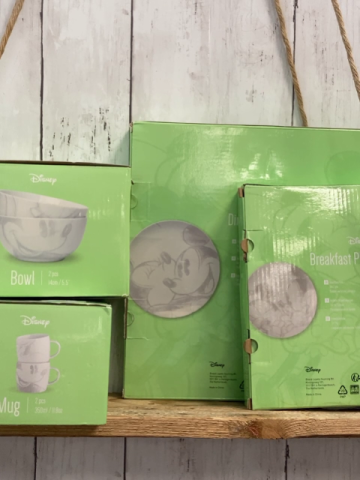 neu Disney  Kindergeschirr  8 teilig 2 Essteller 2 Frühstücksteller 2 Trinktassen 2 Müslischalen weißes Porzellan mit grauem Druck Mickey Mouse 