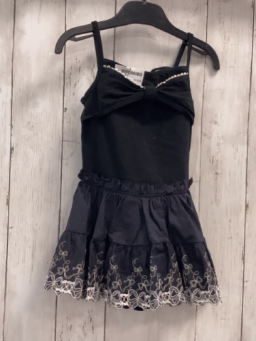   Sportanzug  Gr. 122  schwarz mit Rock mit silber + weißer Stickerei 