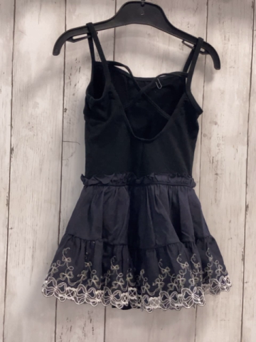   Sportanzug  Gr. 122  schwarz mit Rock mit silber + weißer Stickerei 