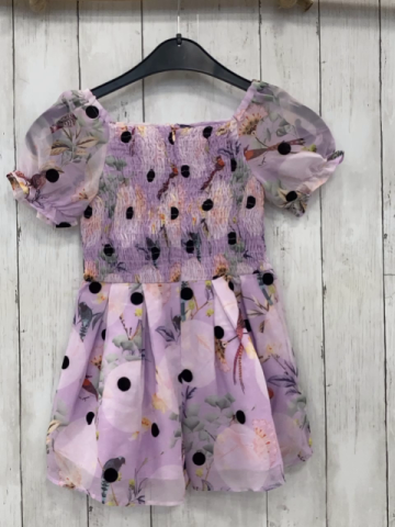 Baker  Playsuit  Gr. 128  lavendel gemoktes Oberteil schwarze Punkte Blumen 