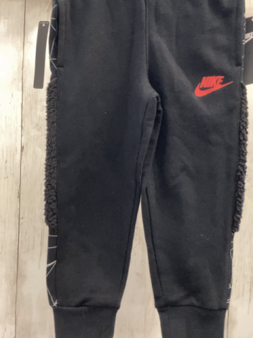 neu Nike  Jogginghose  Gr. 92  schwarz rote Schrift schwarzer seitlicher Plüschstreifen weiße Strich 