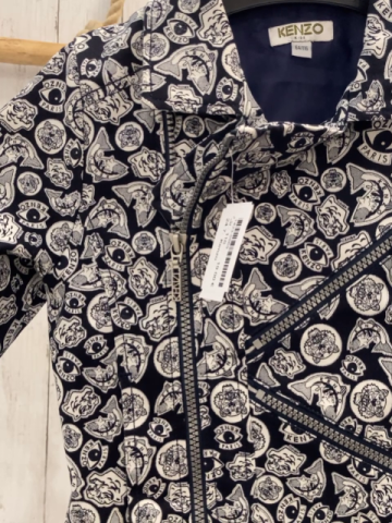 Kenzo  Jacke  Gr. 116  blau weiß graue Bilder mit Fischen Tiger Schrift graue Reißverschlüsse 
