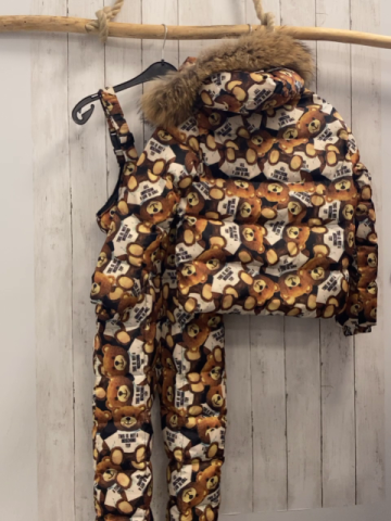 Moschino  Schneeanzug  Gr. 140  schwarz Bären mit weißen T-Shirts mit Schrift Kapuze mit abtrennbarem Fellbund 
