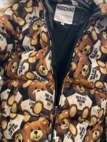 Moschino  Schneeanzug  Gr. 140  schwarz Bären mit weißen T-Shirts mit Schrift Kapuze mit abtrennbarem Fellbund 