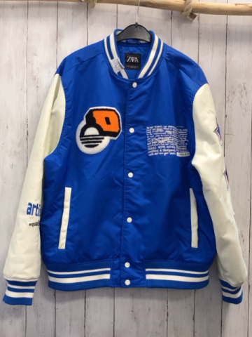 Zara  Jacke Gr. XL  blau Figur Druck Schrift creme lederoptikärmel mit blauerm Streifenbund 