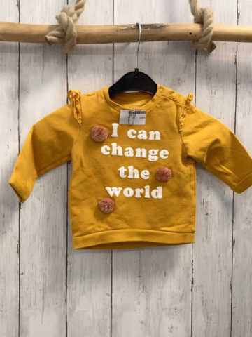   Pullover  Gr. 74  mais weiße Schrift Rüschen bunte Bommel 