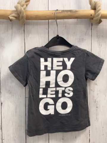 H&M  T-Shirt  Gr. 74  grau Wappen weiße Schrift 