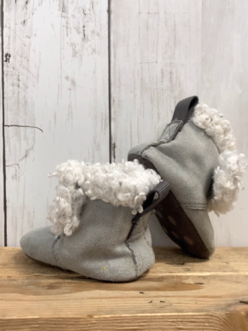 Uggs  Babyschühchen  Gr. 16  grau hellgraues Teddyfutter 
