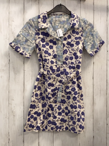 Zara  Kleid  Gr. 140  hellgrau lila Blumen petrol hellgraue gestreifte Ärmel + Knopfleister mit Blumen 
