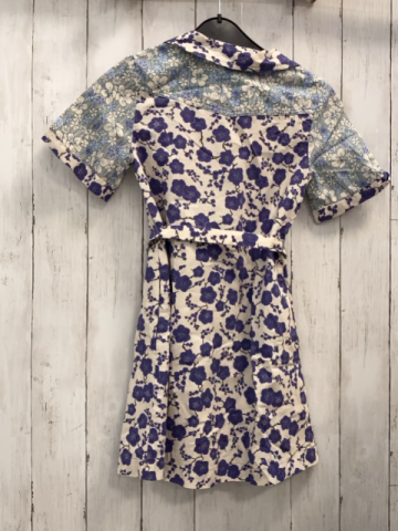 Zara  Kleid  Gr. 140  hellgrau lila Blumen petrol hellgraue gestreifte Ärmel + Knopfleister mit Blumen 
