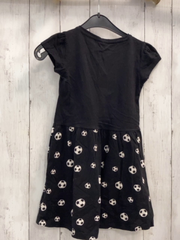   Kleid  Gr. 110  rot Pailettenfußball + weiß schwarze Fußbälle 