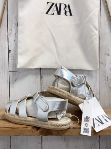 zara neu Sandalen + Staubbeutel Gr. 25  silber glänzend NP 25,95 €