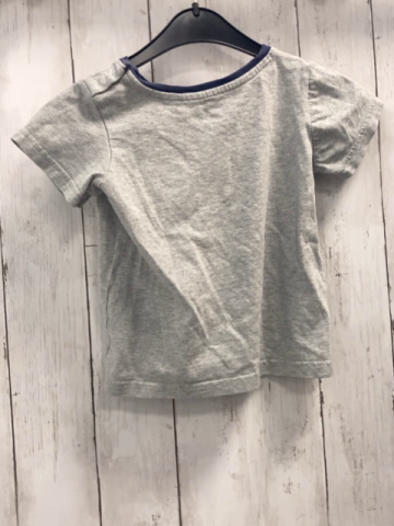 Baby Boden  T-Shirt  Gr. 92  hellgrau blauer Bund weiß rot gestreifte Brusttasche 