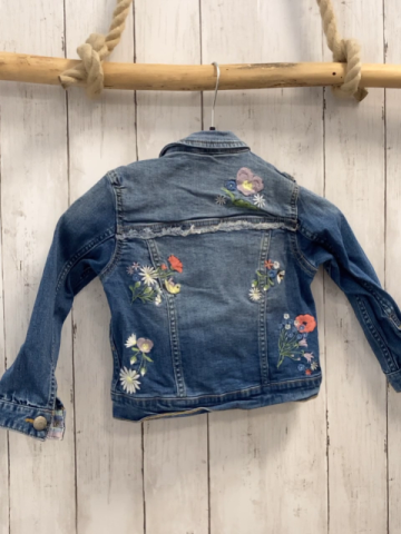 Review  Jeansjacke  Gr. 110  blau Jeans bunt bestickt 