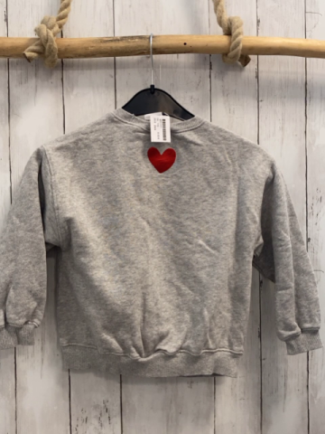 Zara  Pullover  Gr. 110  grau rote glänzende Schrift + Herz 