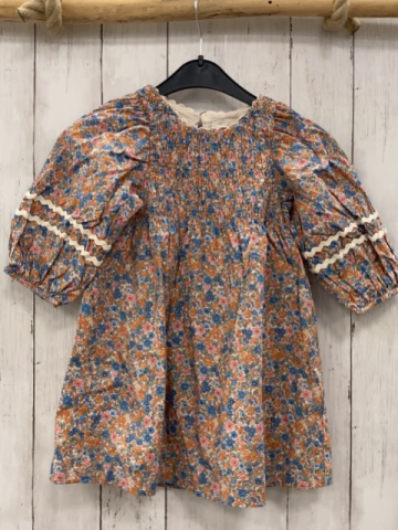 Zara  Kleid  Gr. 104  beige bunte Blumen Oberteil gesmokt weiße Wellenstreifen auf den Ärmeln 