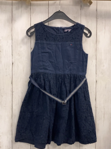 Tommy Hilfiger  Kleid  Gr. 116   blau Lochstickerei mit Gürtel mit silber Glitzerstriefen 