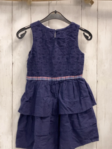 H&M  Kleid  Gr. 116  blau Oberteil mit Lochstickerei Rüschenrock karierter Gürtelbereich
