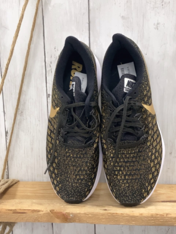 Nike  Schuhe  Gr. 42  schwarz golden weiße Sohle 