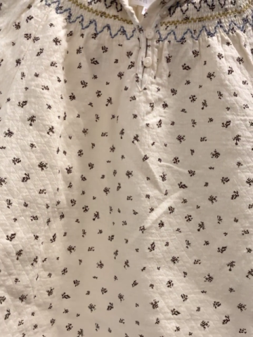 Zara  Bluse  Gr. 116  beige schwarze Blumen gesmokt Ausschnitt mit Zackennähten 