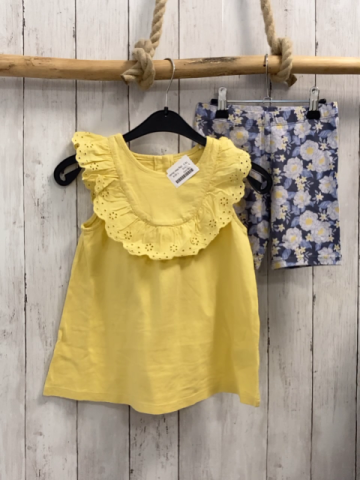 2tlg Max Studio  T-Shirt + Shorts  Gr. 110  gelb Rüschenkragen mit Lochstickerei + grau weiß gelbe Blumen 