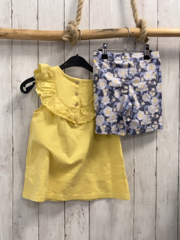 2tlg Max Studio  T-Shirt + Shorts  Gr. 110  gelb Rüschenkragen mit Lochstickerei + grau weiß gelbe Blumen 