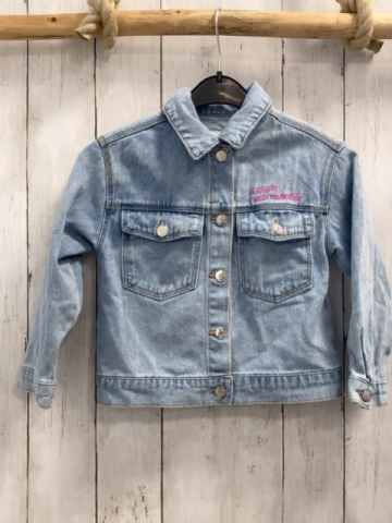 Zara  Jeansjacke  Gr. 110  blau pink Schrift 