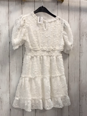 Loevia  Kleid  Gr. 122  weiß bestickt gemsokter Hüftbereich Rüschenbund 