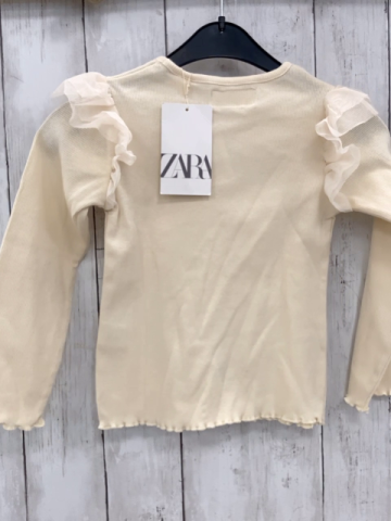 neu Zara  Langarmshirt  Gr. 116  beige Rippen Stiefel Hut Blume Rüschen an den Schultern NP 10,95 € 