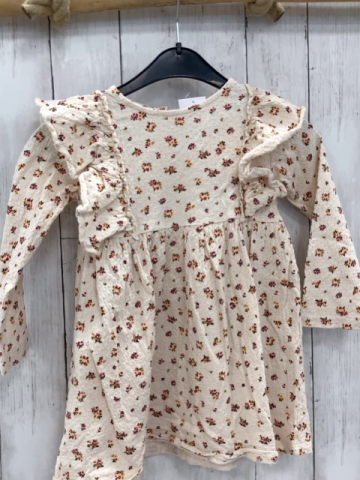 Zara  Kleid  Gr. 110  creme Struktur Rüschen Bumen 