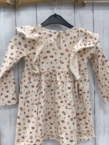 Zara  Kleid  Gr. 110  creme Struktur Rüschen Bumen 