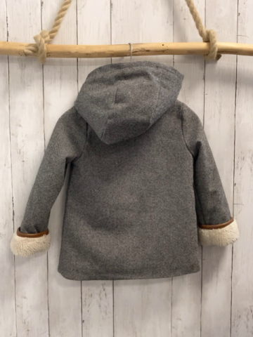 Okaidi  Jacke  Gr. 110  grau hellgraue Zackenstreifen Kapuze wolloptik beige Teddyfutter 