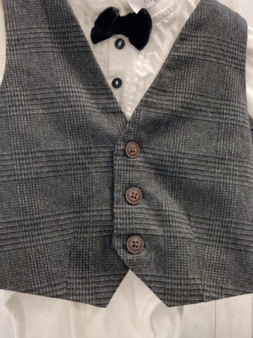 3tlg H&M  Langarmbody Weste + Hose  Gr. 68  weiß mit schwrazer Fliege + grau schwarz kariert 