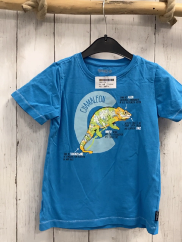 Jako-o  T-Shirt  Gr. 104  hellblau Chamäleon Schrift