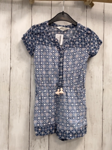 H&M  Playsuit Gr. 110  grau lavendel rosa weißer Druck mit Rauten und Blumen 
