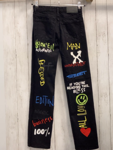 Bohoo Hose Gr. 28  schwarz Jeans bunter Druck