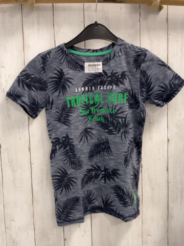 WE T-Shirt  Gr. 134  grau hellgrau meliert dunkelgraue Blätter grüne Shcrift 