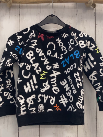   Pullover  Gr. 116  schwarz weiß bunte Schrift 