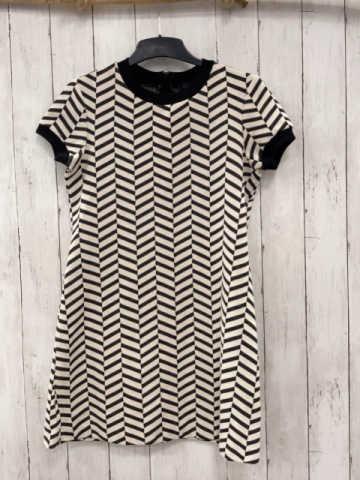 Zara  Kleid Gr. M schwarz weiße Zackenstreifen 